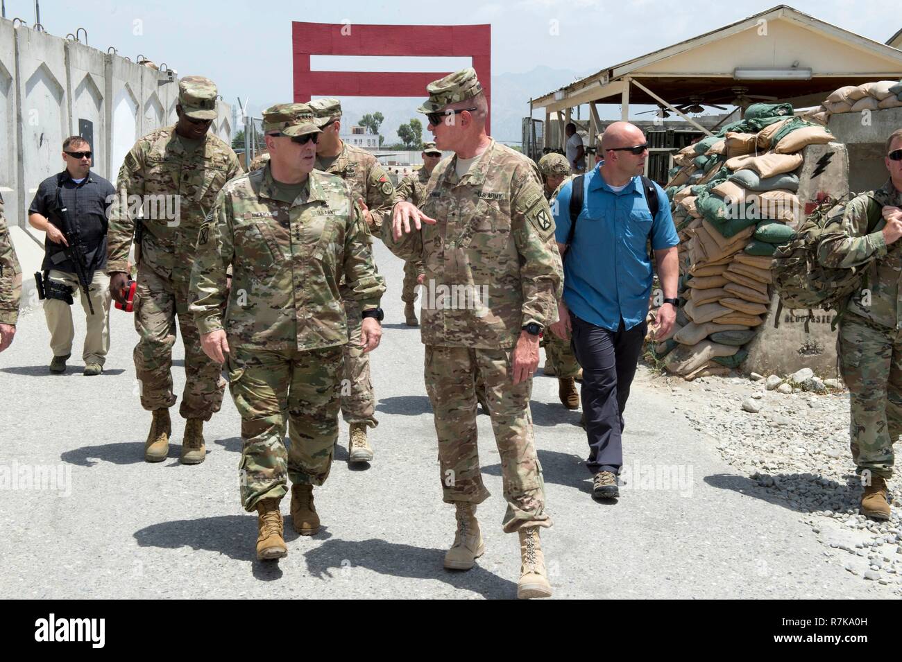 Us-Generalstabschef Gen. Mark Milley, links, bei einem Besuch in Forward Operating Base Fenty Juli 18, 2016 in Jalalabad, Afghanistan. Milley wurde von Präsident Donald Trump am 8. Dezember entschieden, 2018 die nächste Vorsitzende des Generalstabs zu sein. Stockfoto
