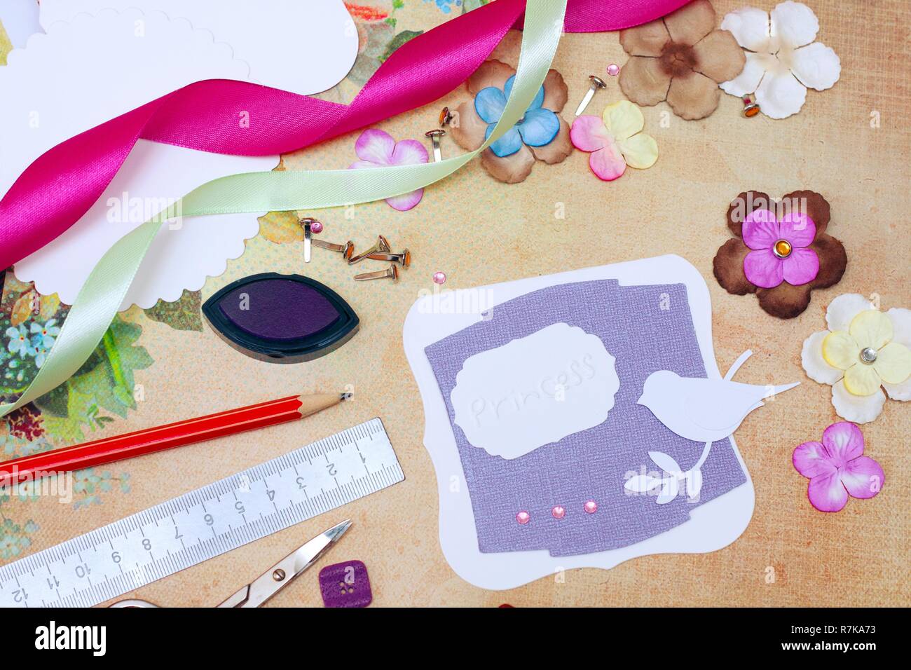 Scrapbook-Hintergrund. Karte und Tools mit Dekoration Stockfoto