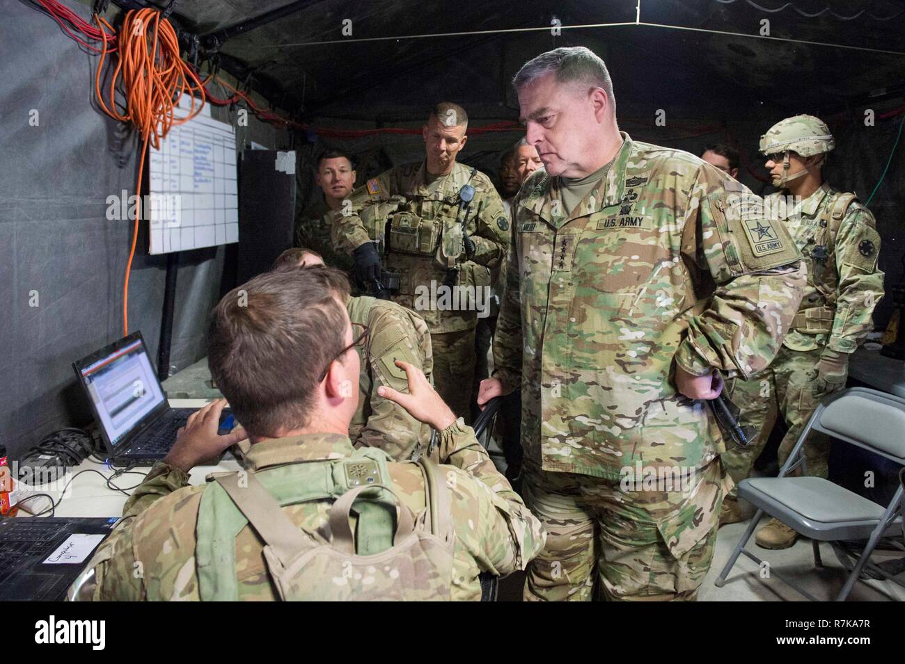Us-Generalstabschef Gen. Mark Milley angegeben ist, ist ein in der Taktischen Operations Center Update während der Ausbildung an der National Training Center Mai 9, 2017 in Ft. Irwin, Kalifornien. Milley wurde von Präsident Donald Trump am 8. Dezember entschieden, 2018 die nächste Vorsitzende des Generalstabs zu sein. Stockfoto