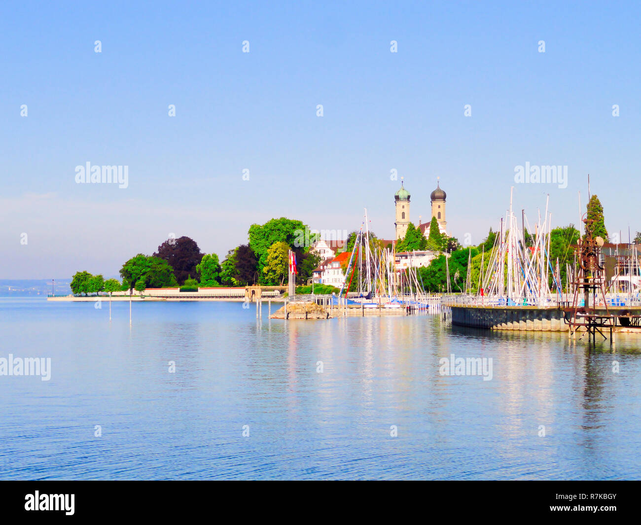 Blick auf den Bodensee, Bodensee, Friedrichshafen und der Schlosskirche im Hintergrund. Stockfoto