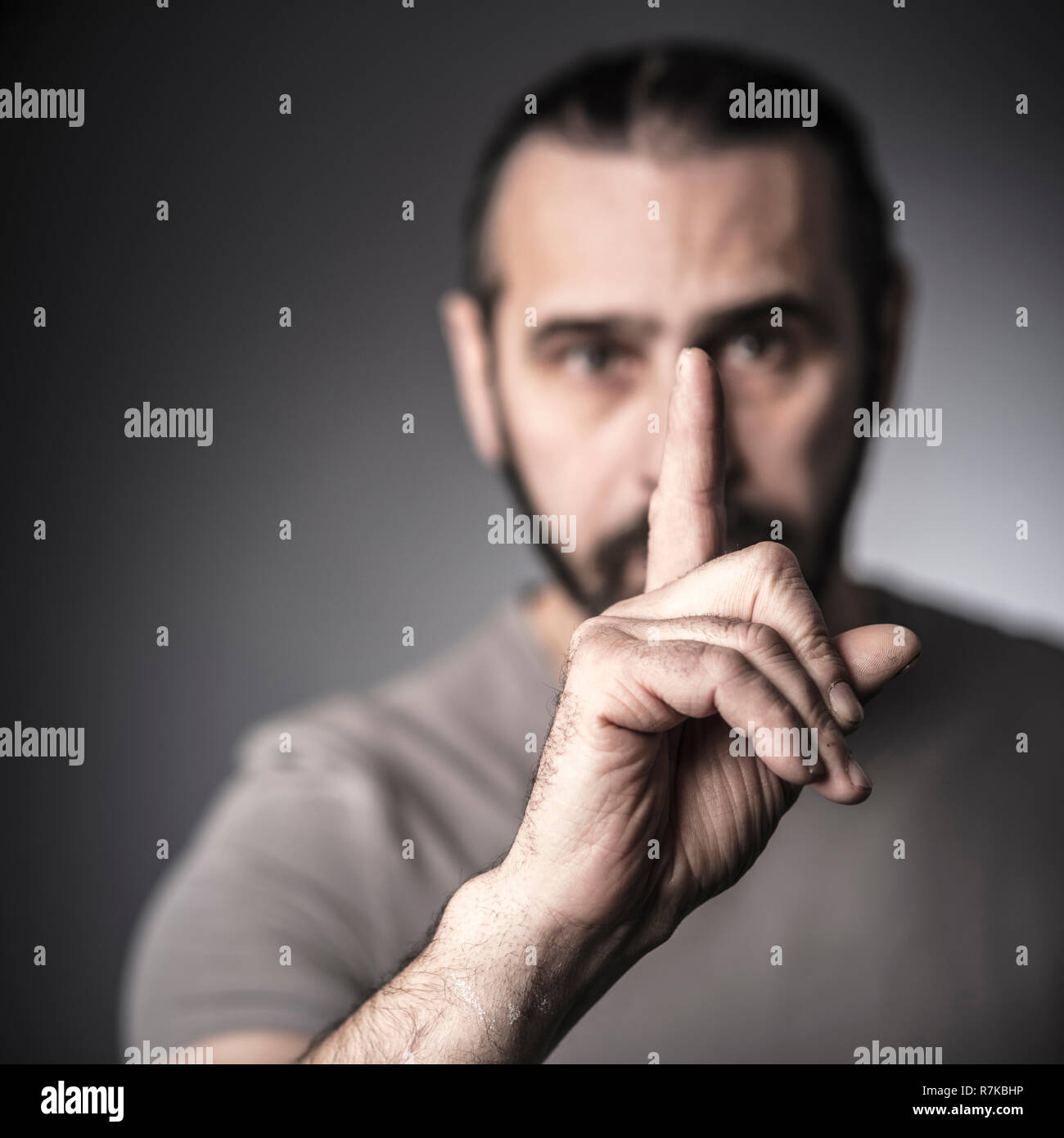 Porträt des Menschen Geste Stille mit Hand, selektiver Fokus Stockfoto