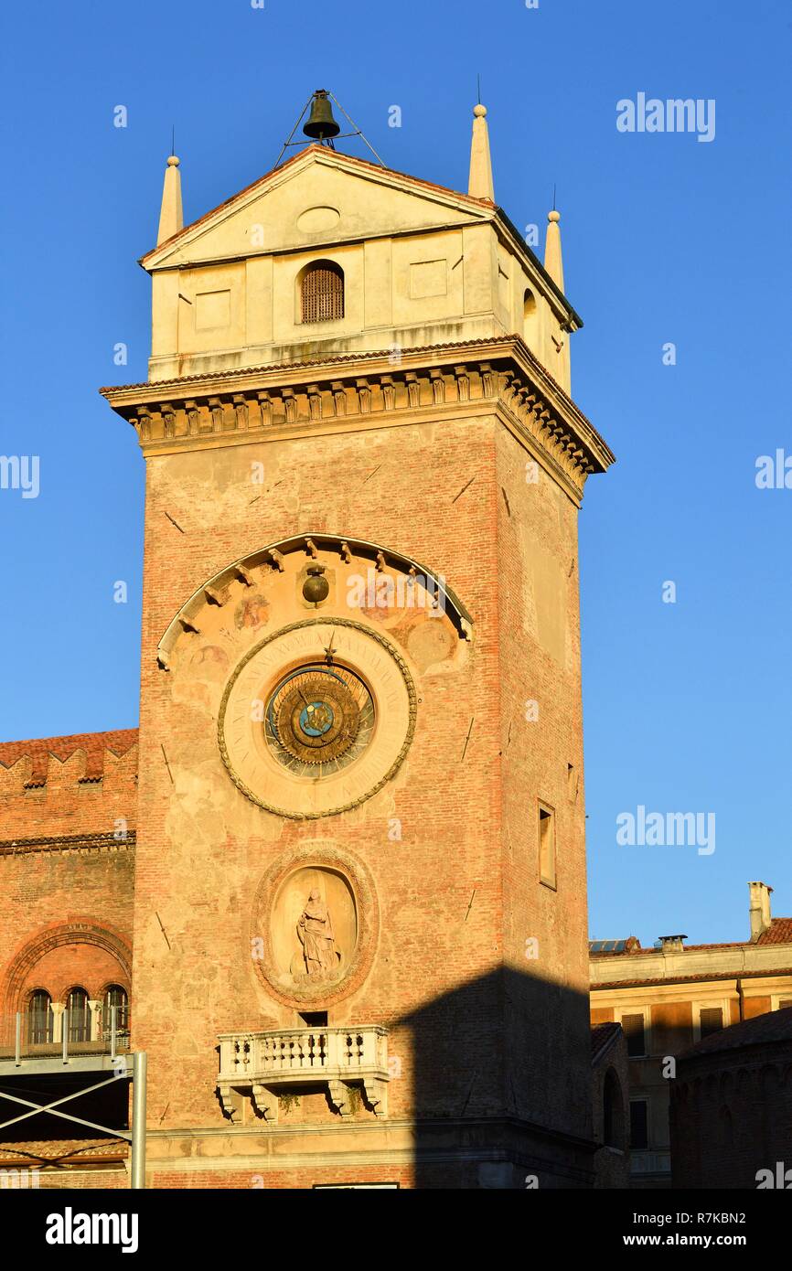 Italien, Lombardei, Mantua (Mantova), als Weltkulturerbe von der UNESCO, Piazza delle Erbe, Palazzo Broletto, clocktower, Astrologische Uhr von Bartolomeo Manfredi (1473) Stockfoto