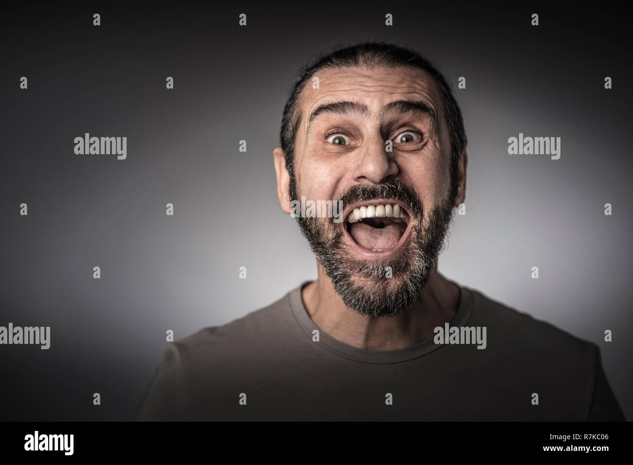 Portrait von überrascht Mann studio Shot grauer Hintergrund Stockfoto
