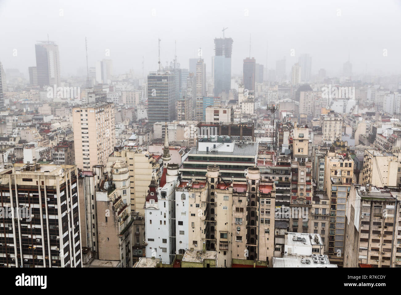 Buenos Aires Central Business District (Microcentro) Wolkenkratzer Skyline im Winter bei bewölktem Himmel in dichtem Nebel führen. Argentinien, Amerika, Luftbild. Stockfoto Buenos Aires Central Business District (Microcentro) Wolkenkratzer Skyline im Winter bei bewölktem Himmel in dichtem Nebel führen. Argentinien, Amerika, Luftbild. Stockfoto
