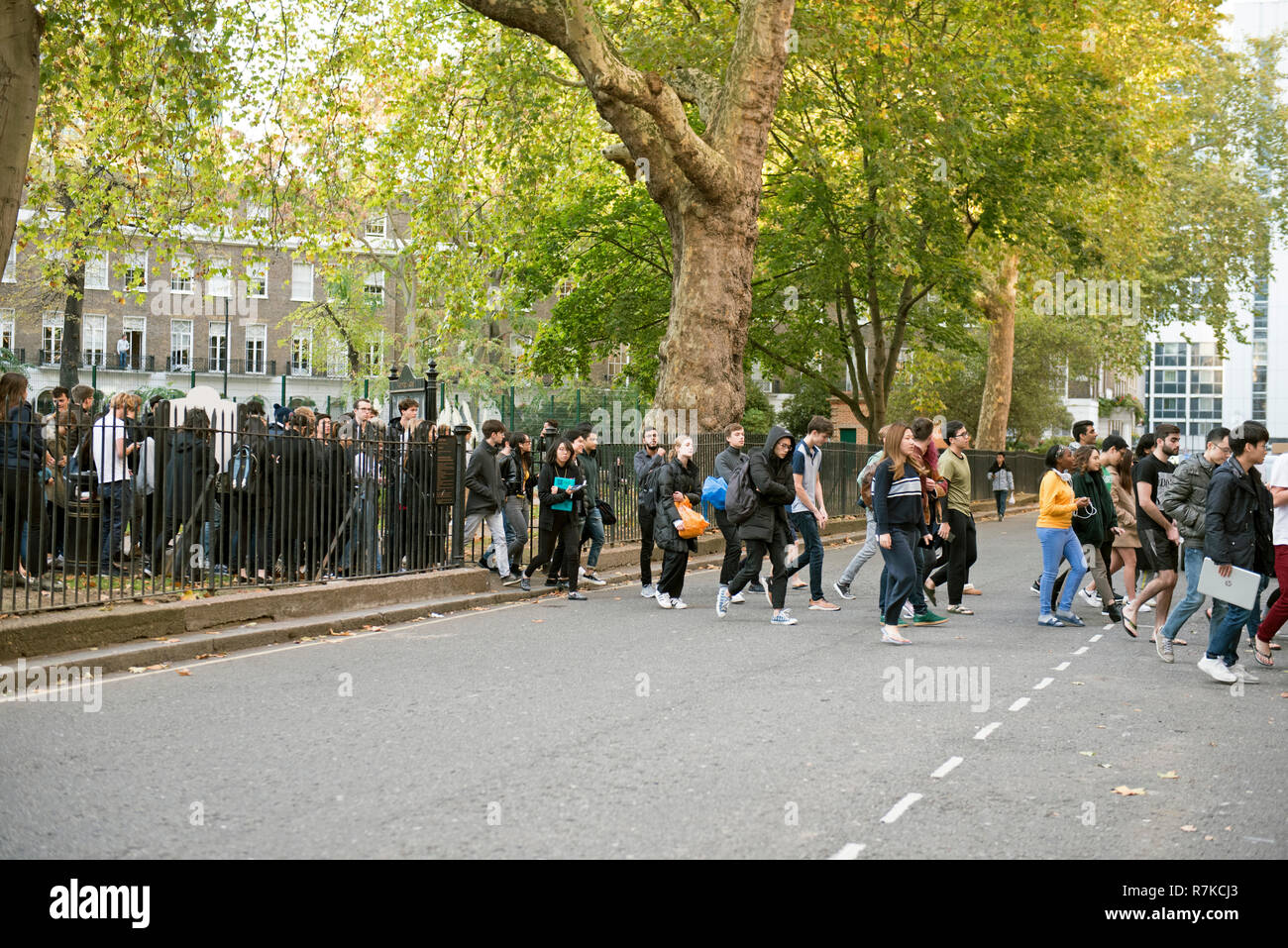 Überqueren von Straßen während der räumungsübung Evakuierung, die Cartwright Gardens, Bloomsbury, London England Großbritannien UK Stockfoto