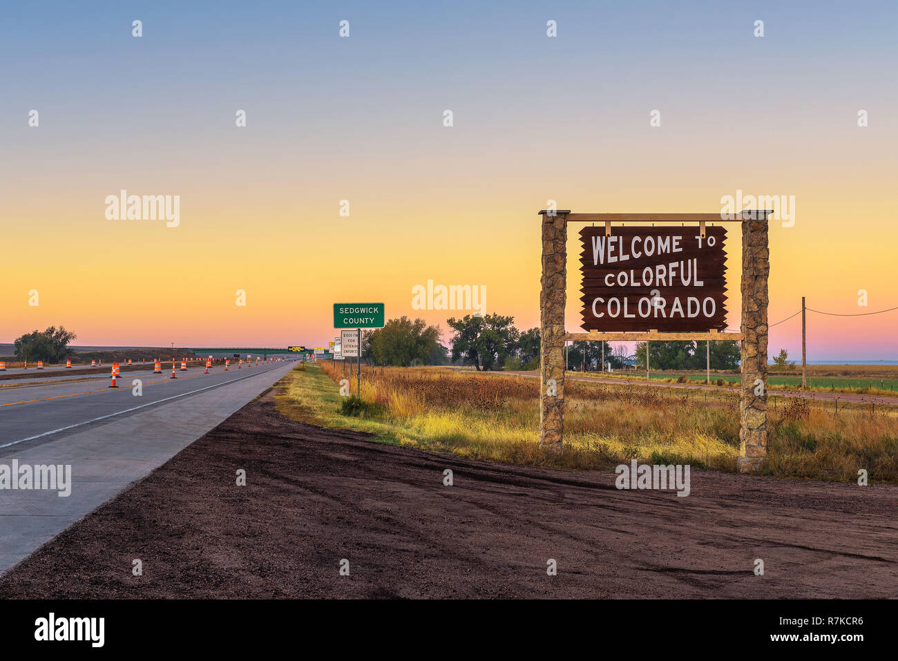 Bunte Colorado Straßenschild auf der Interstate I-76 Willkommen Stockfoto