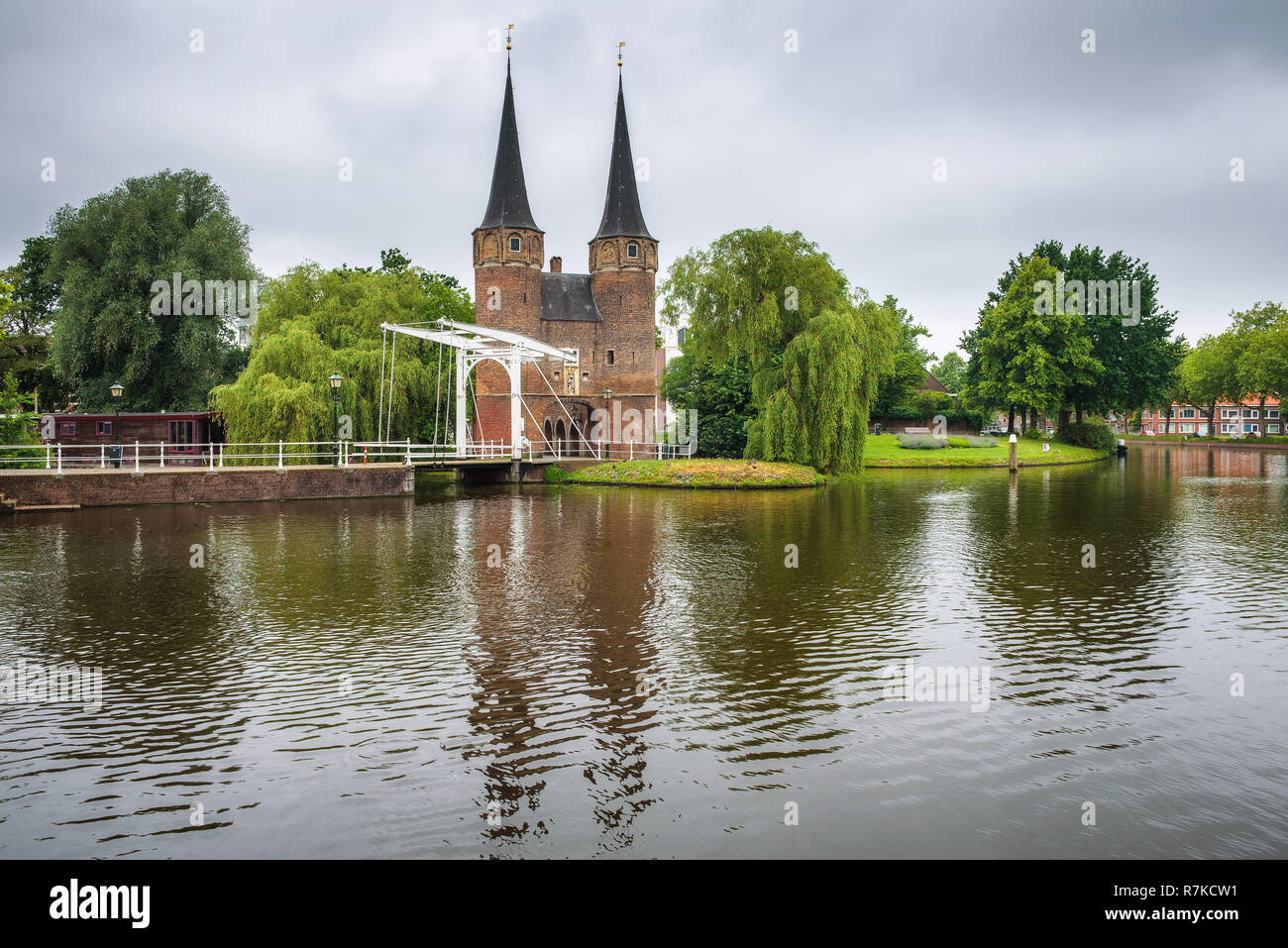 Östliche Tor, Kanal und historischer Zugbrücke in Delft, Niederlande Stockfoto