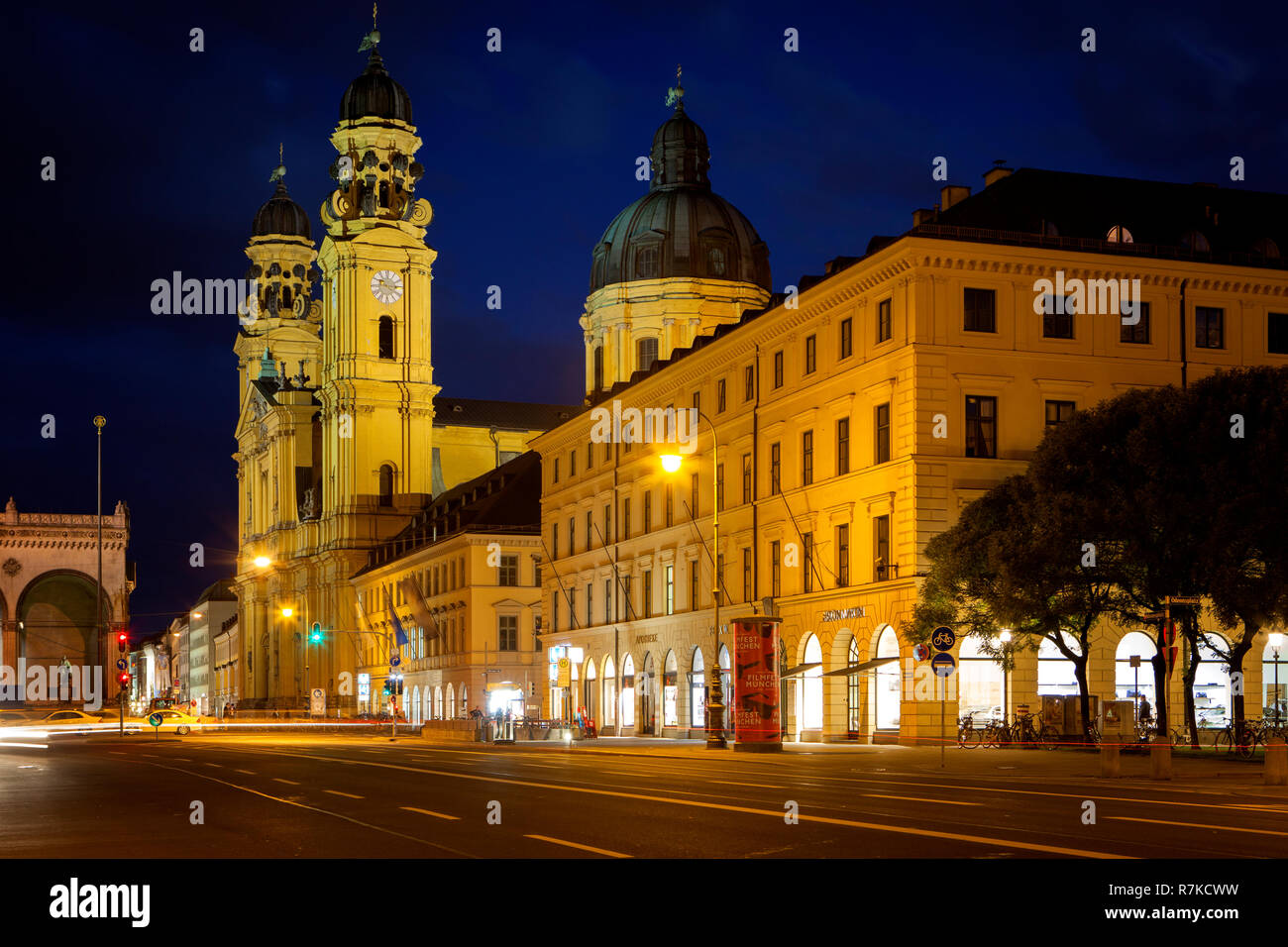 Blick vom Platz Odeonsplatz auf die Theatinerkirche in der Innenstadt von München. Auf der linken Seite der Feldherrnhalle ('Feldherren "Halle"). Stockfoto