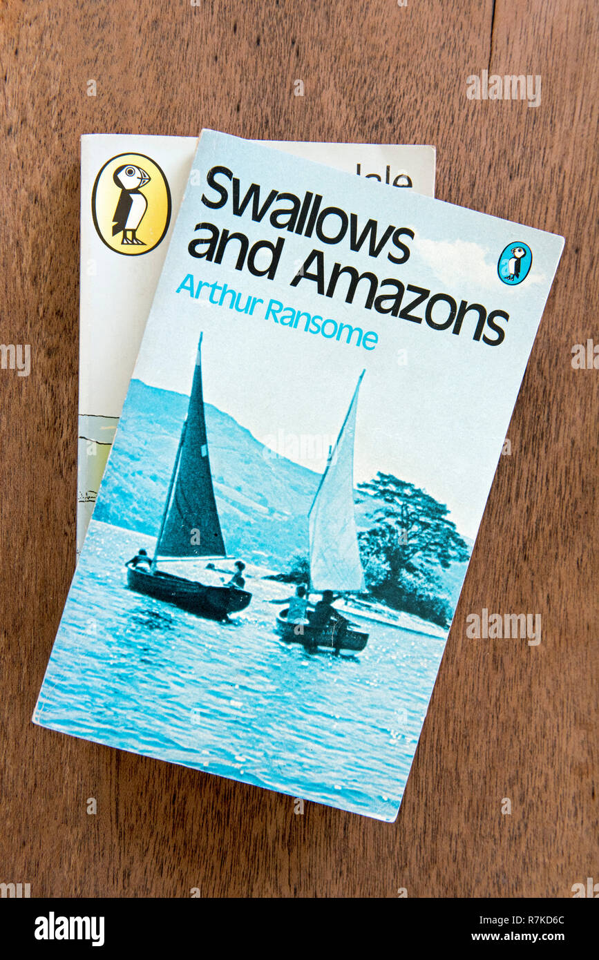 Schwalben und Amazonen von Arthur Ransome zwei vintage Penguin Taschenbüchern. Nur für den redaktionellen Gebrauch bestimmt. Stockfoto