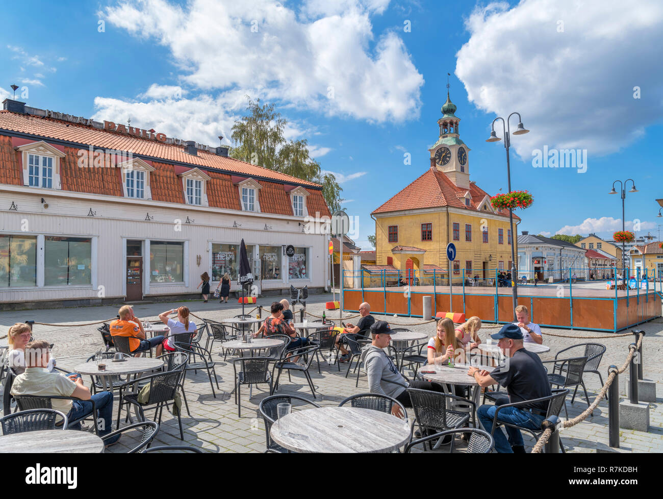 Rauma, Finnland. Cafe vor dem Alten Rathaus auf dem Marktplatz (kauppatori), Vanha Rauma (Altstadt), Rauma, Satakunta, Finnland Stockfoto