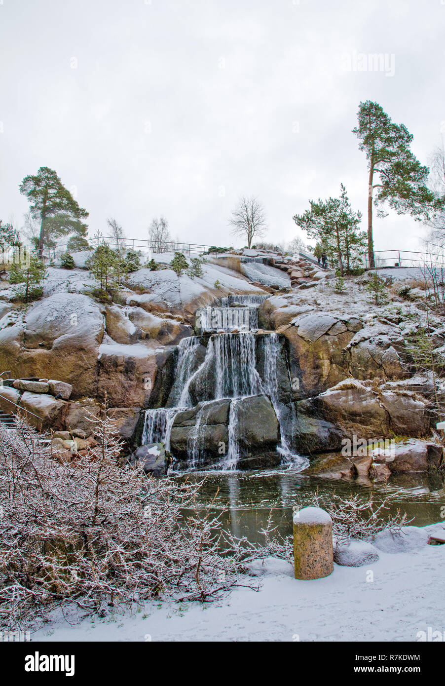 Kleiner Wasserfall im Winter in Tallinn, Estland. Wasser auf die Steine im Winter Wetter. Tallinn Stockfoto