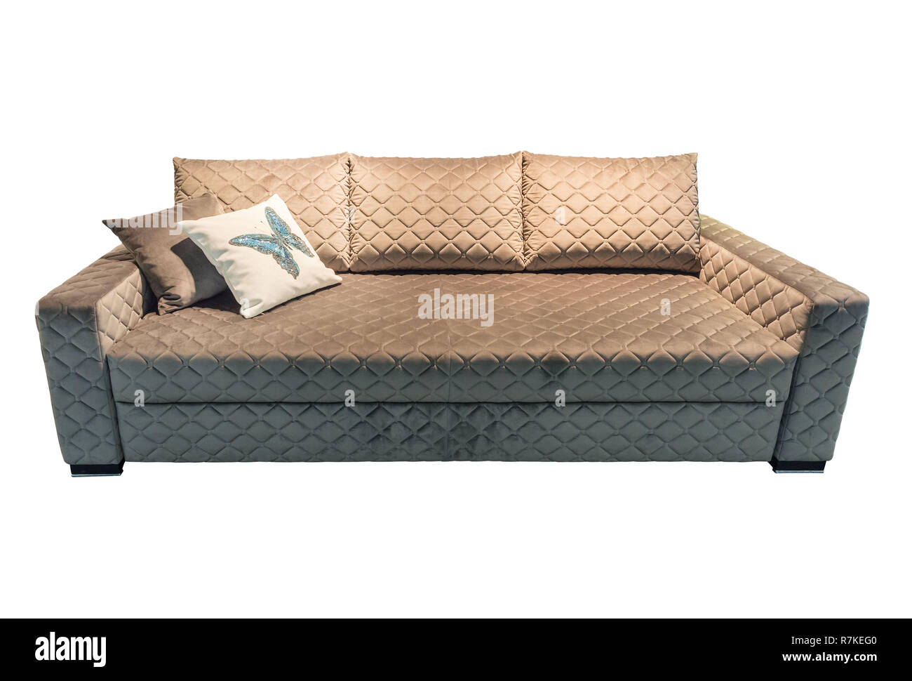 Braun Velours Sofa mit Kissen. Weiche Sofa mit Kissen isoliert Hintergrund Stockfoto