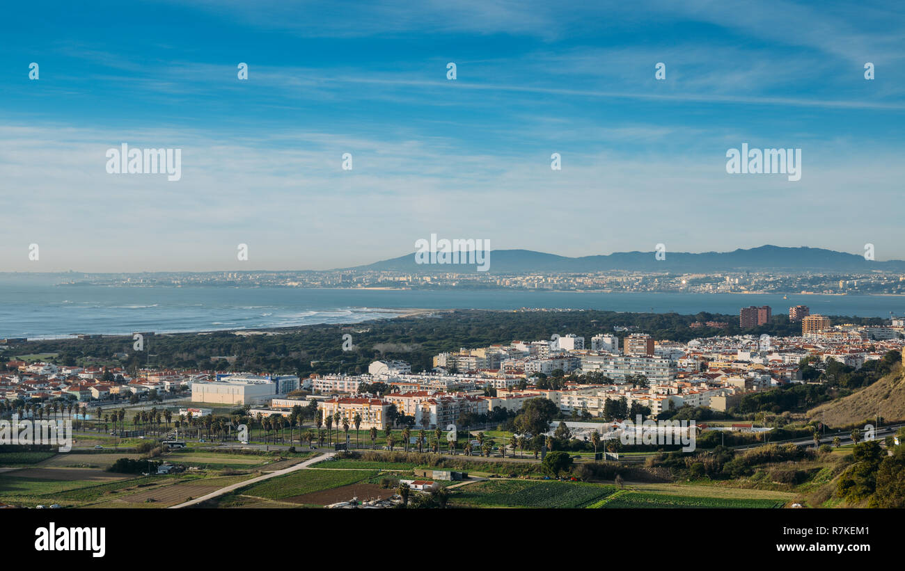 Hohe perspektivische Ansicht der Großraum Lissabon von miradouro Aldeia dos Kapuzinerklosters in Costa de Caparica, Almada. Palacio Pena in Sintra ist sichtbar Stockfoto