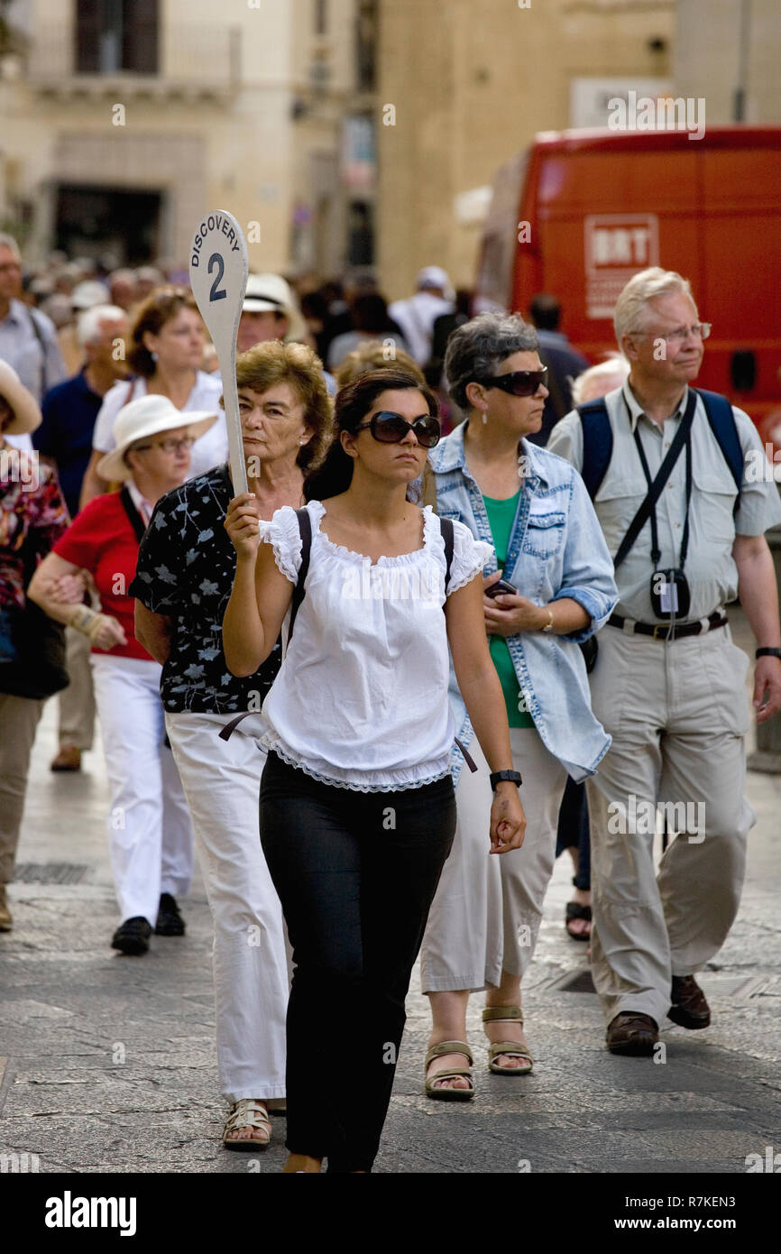 Tour Guide auf Aufgabe, Corso Vittorio Emanuele II, Lecce, Apulien, Italien Stockfoto