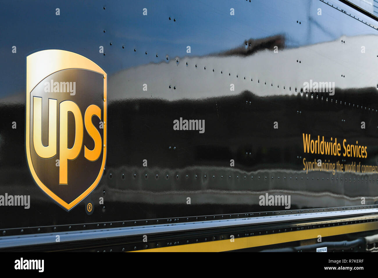 SEATTLE, WA, USA - JUNI 2018: Nahaufnahme der Logo an der Seite eines UPS-Lieferung van auf einer Straße in Seattle City Center geparkt. Stockfoto