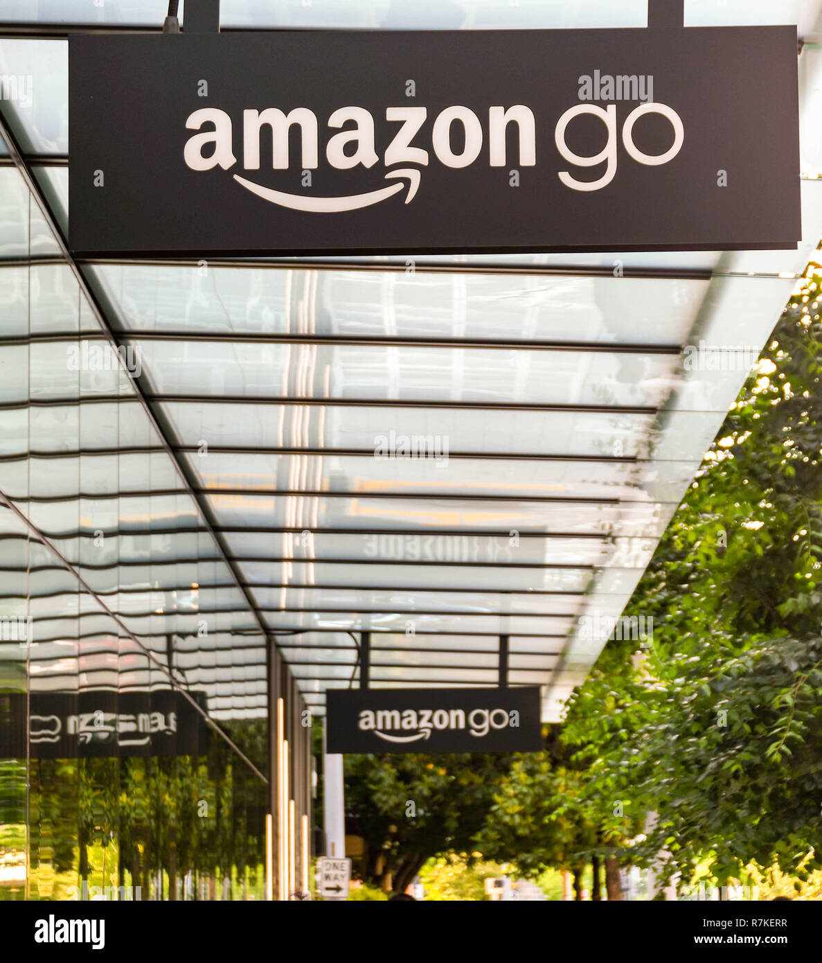 SEATTLE, WA, USA - JUNI 2018: Zeichen außerhalb des Amazon gehen in Seattle City Center. Stockfoto