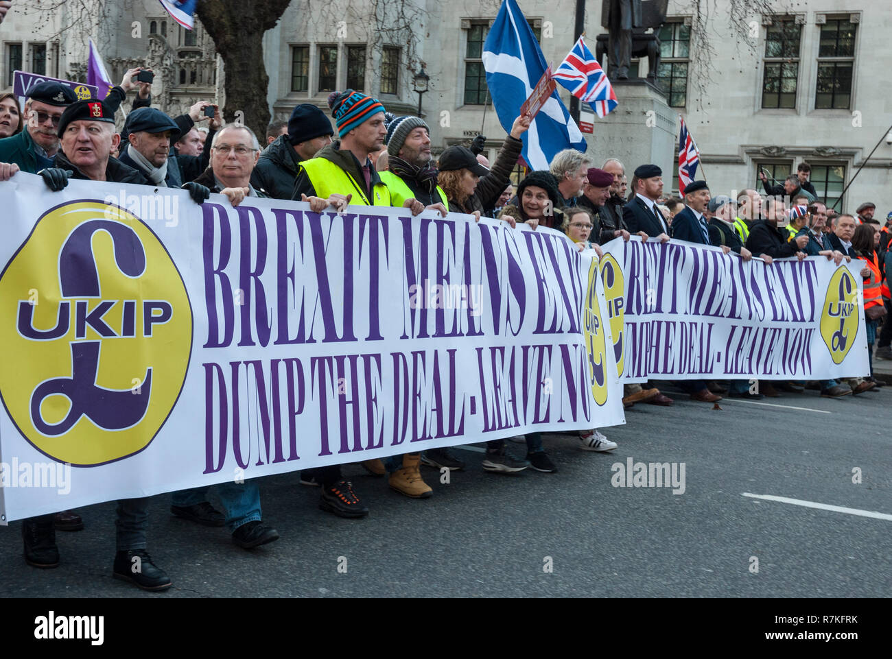 Pro Brexit Rallye, London UK, organisiert von der UKIP mit rechten Unterstützer. Führen Banner mit ukip Logo, "Brexit bedeutet Beenden, Dump der Deal' Stockfoto
