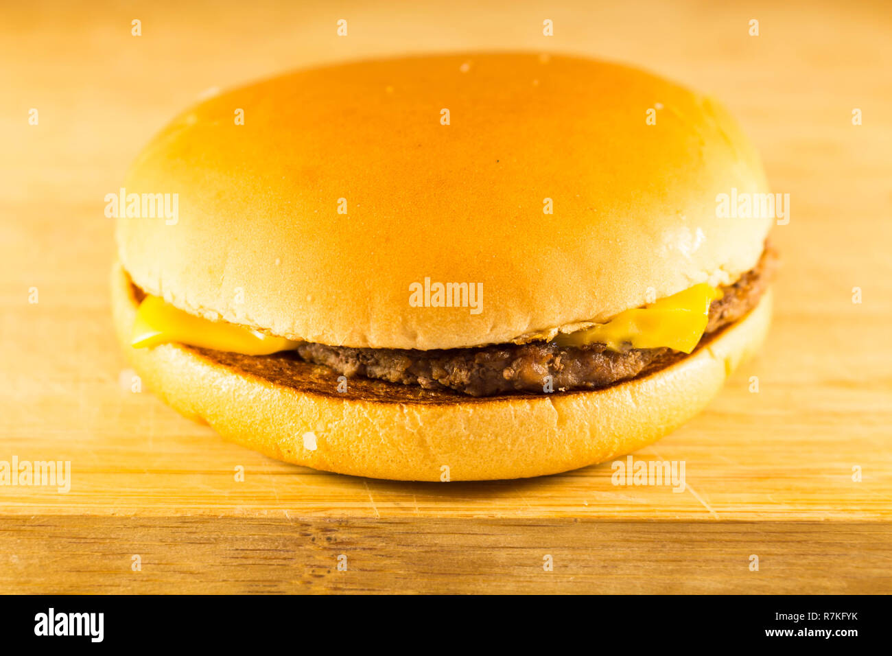 Burger fast food mit Fleisch, Käse und Salat. Stockfoto