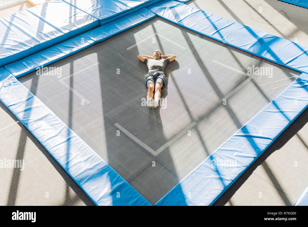 Lustige unvorsichtige Menschen schlafen auf Trampolin Stockfoto