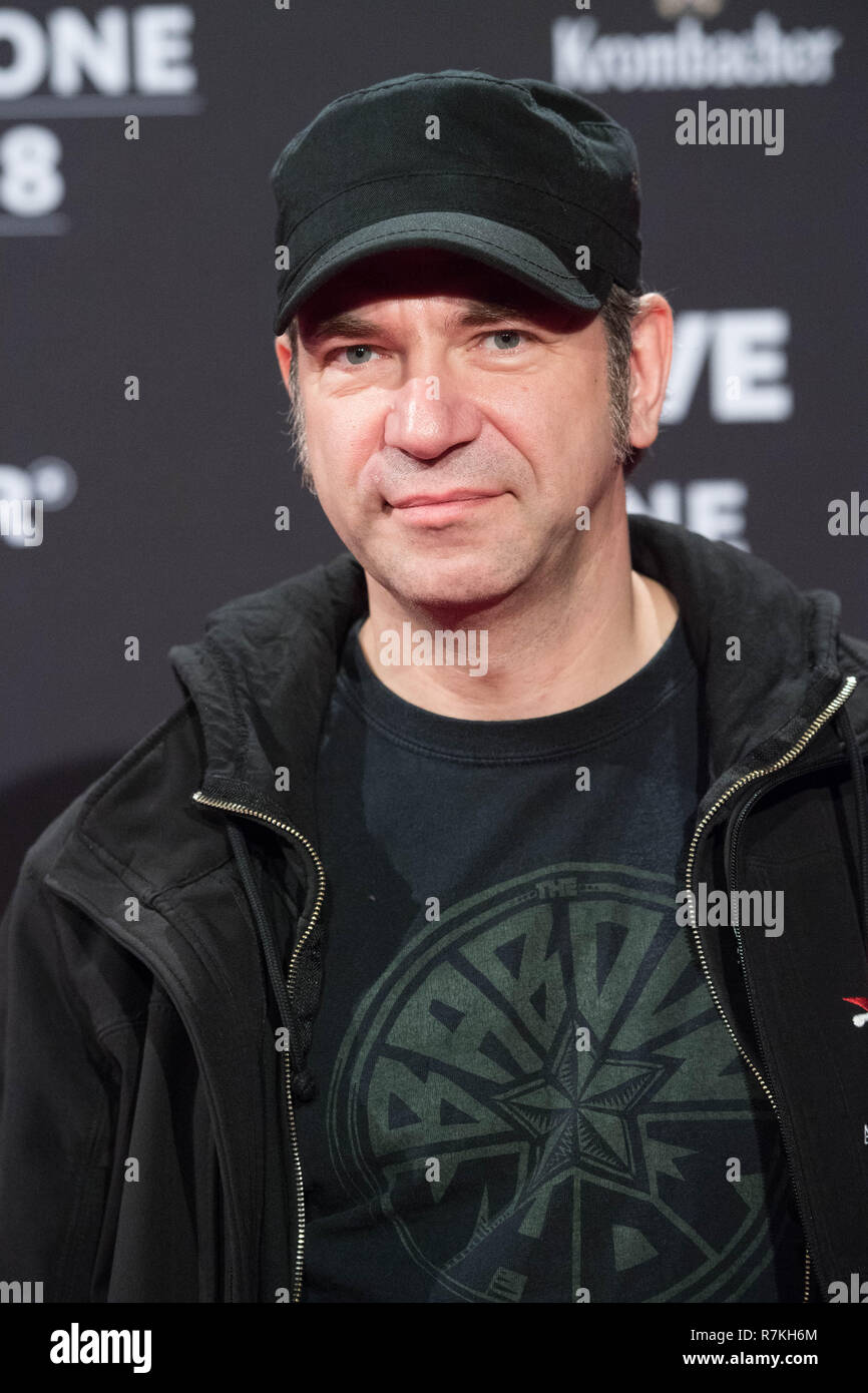 Ole PLOGSTEDT (Koch, TV-Koch und Unternehmer), Portrait, Hochformat, auf  dem roten Teppich der EinsLive Krone Zeremonie am 06.12.2018 in  Bochum/Deutschland | Verwendung weltweit Stockfotografie - Alamy