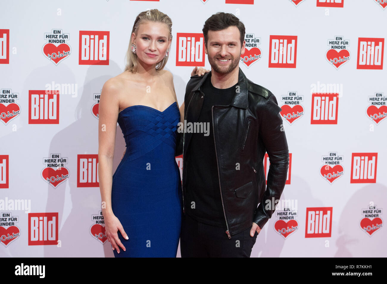 Die elektro-Pop Duo Glass Bead Game mit Carolin NIEMCZYK und Daniel GRUNENBERG, Musiker, Sänger, Sänger, Musiker, Sänger, Sängerin, halb Bild, halb Abbildung auf dem roten Teppich für "Ein Herz für Kinder"-TV-Spendengala in Berlin/Deutschland 08.12.2018. | Verwendung weltweit Stockfoto