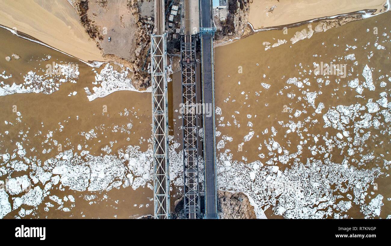 Xuzhou. 9 Dez, 2018. Luftaufnahme auf Dez. 9, 2018 zeigt Eisbrocken schwimmend auf Yumenkou Abschnitt des Gelben Flusses, Hejin Stadt Norden China Provinz Shanxi. Über 30 Kilometer langen Segment des Gelben Flusses in Hejin Stadt hat schwimmende Eis aufgrund einer starken Kaltfront erst kürzlich erlebt. Credit: Xue Jun/Xinhua/Alamy leben Nachrichten Stockfoto