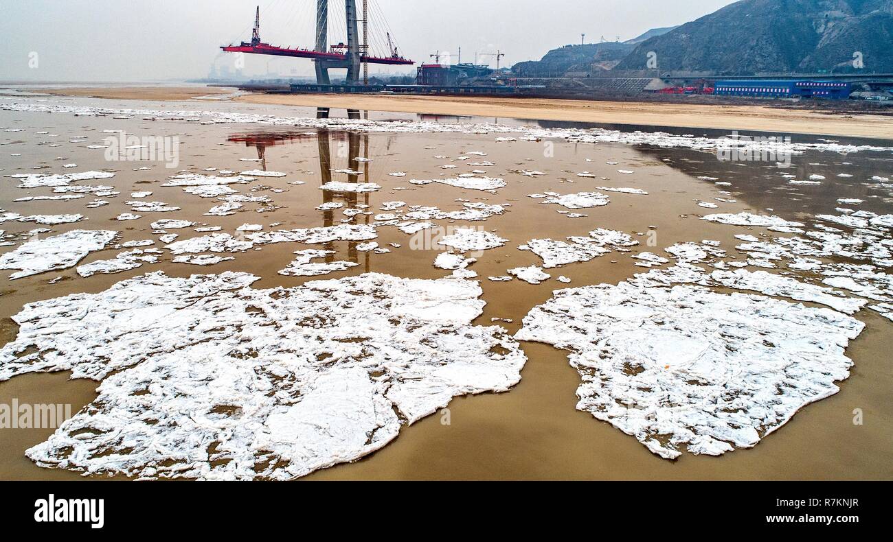 Xuzhou. 9 Dez, 2018. Luftaufnahme auf Dez. 9, 2018 zeigt Eisbrocken schwimmend auf Yumenkou Abschnitt des Gelben Flusses, Hejin Stadt Norden China Provinz Shanxi. Über 30 Kilometer langen Segment des Gelben Flusses in Hejin Stadt hat schwimmende Eis aufgrund einer starken Kaltfront erst kürzlich erlebt. Credit: Xue Jun/Xinhua/Alamy leben Nachrichten Stockfoto