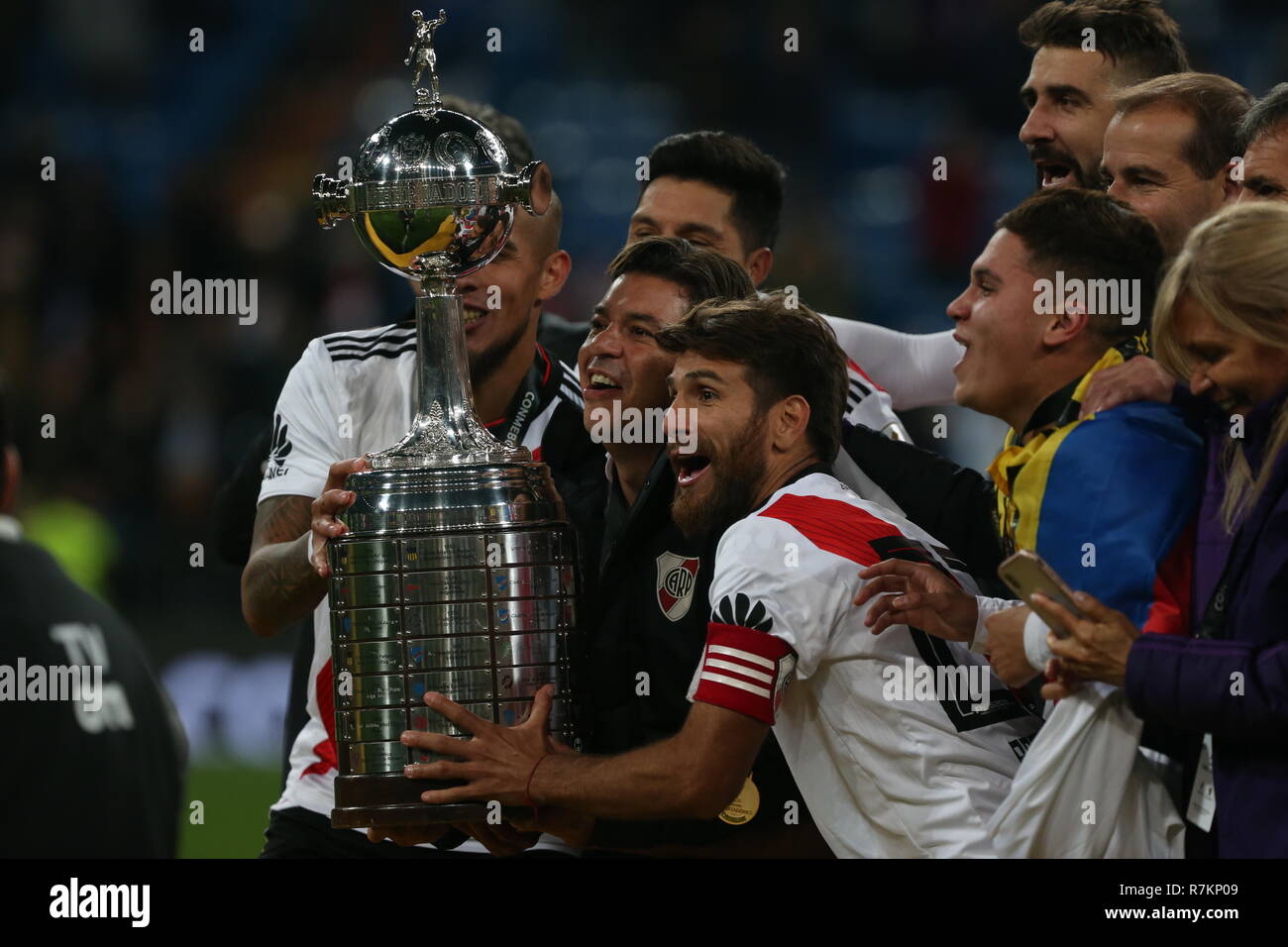 Madrid, Spanien. 09 Dez, 2018. Fußball: Copa Libertadores, Final, River Plate - Boca Juniors im Stadion Santiago Bernabeu. Pinola (L-R), Trainer Trainer Marcelo Gallardo und Leonardo Ponzio halten Sie die Trophäe nach dem Sieg. Credit: Cezaro de Luca/dpa/Alamy leben Nachrichten Stockfoto
