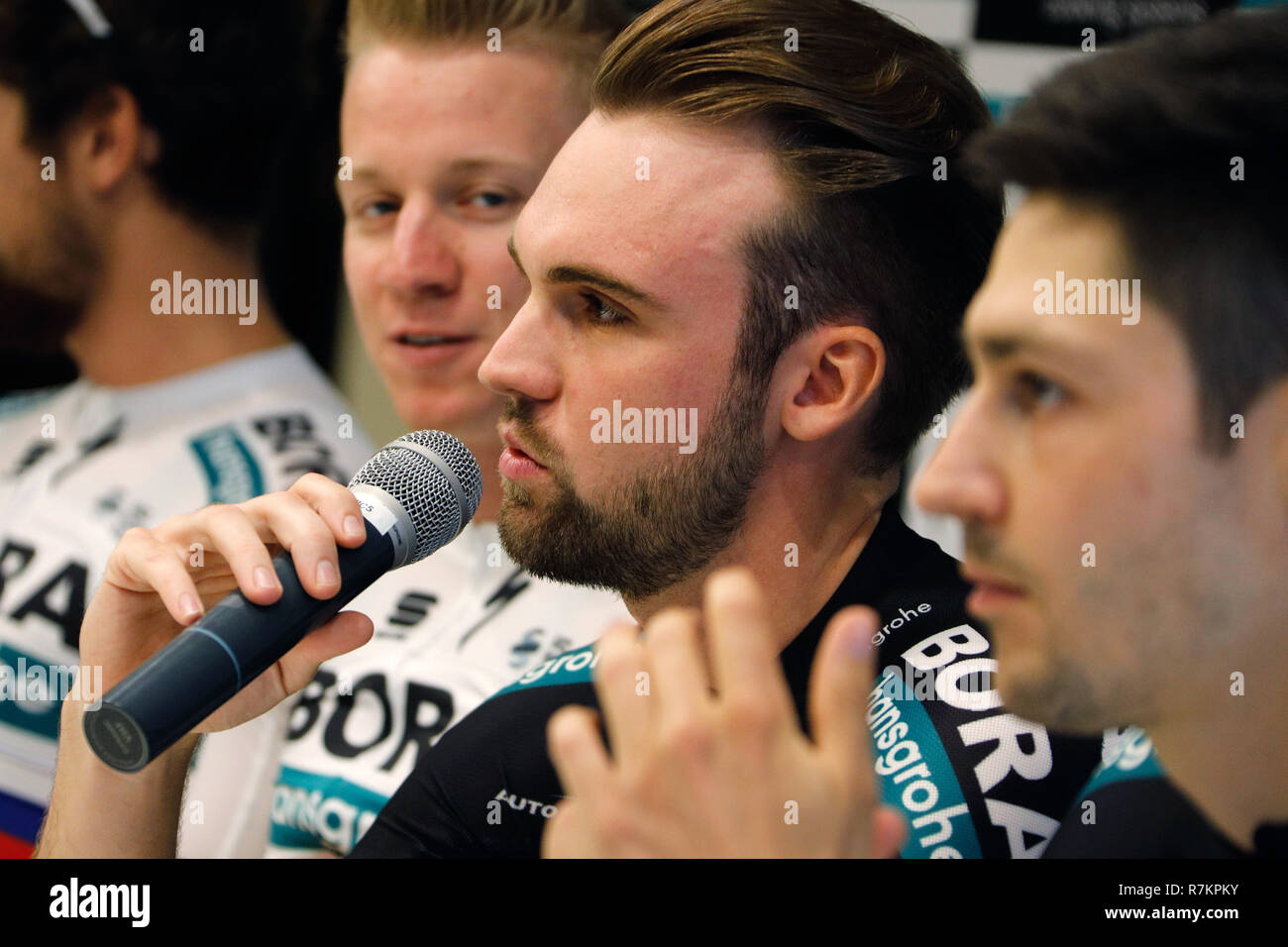 Palma de Mallorca, Spanien. 10 Dez, 2018. Radfahrer Maximilian Schachmann spricht während einer Pressekonferenz. Die deutschen Radrennsport stabile Bora - Hansgrohe das neue Trikot vorgestellt. Links Pascal Ackermann. Credit: Clara Margais/dpa/Alamy leben Nachrichten Stockfoto