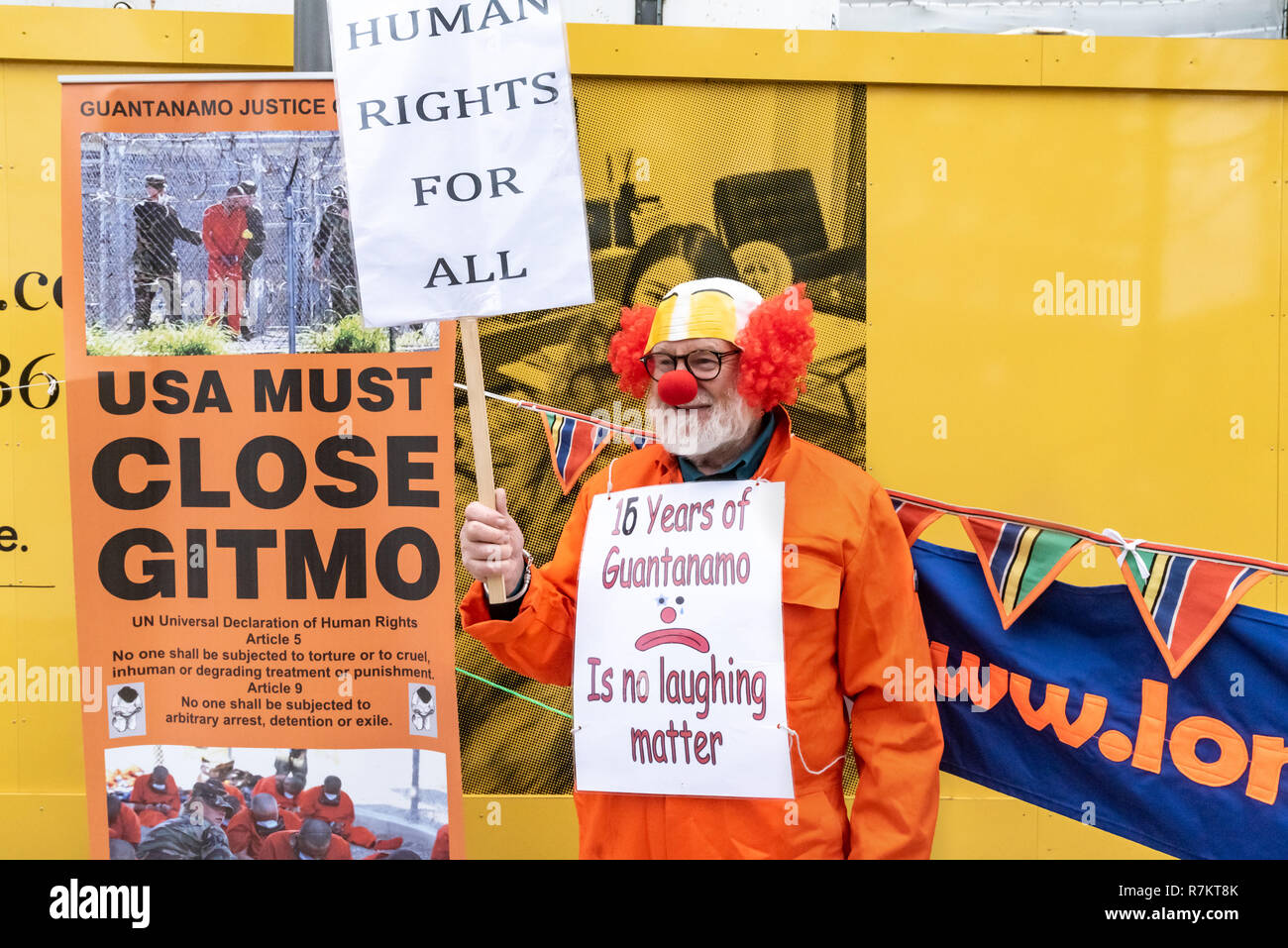 London Grossbritannien 10 Dezember 18 Eine Demonstrantin Auf Der Us Botschaft In Der Abschliessenden S Hutte Guantanamo