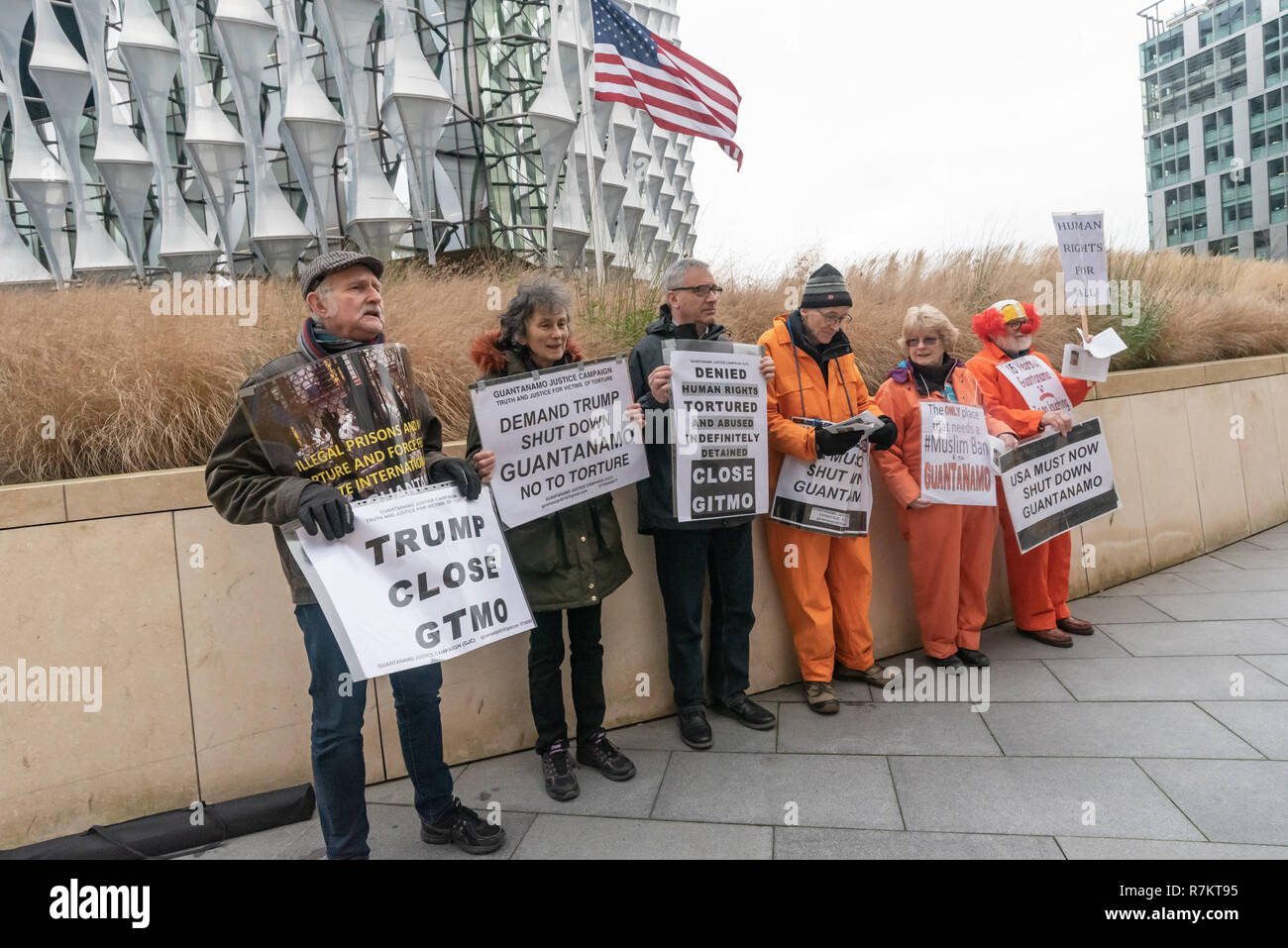 London, Großbritannien. 10. Dezember 2018. Die Demonstranten vor der US-Botschaft in der abschließenden's Hütte Guantanamo!" monatliche Protest von 2018 auf den 70. Jahrestag der Allgemeinen Erklärung der Menschenrechte (AEMR). Dies erklärte: "Niemand darf gefoltert oder grausamer, unmenschlicher oder erniedrigender Behandlung oder Strafe' und 'kann nicht willkürlich festgenommen, in Haft gehalten oder des Landes verwiesen werden." Guantánamo hat noch 40 Gefangenen, die gefoltert wurden und in unbefristete Inhaftierung ohne Gerichtsverfahren für fast 17 Jahre gehalten. Credit: Peter Marschall/Alamy leben Nachrichten Stockfoto