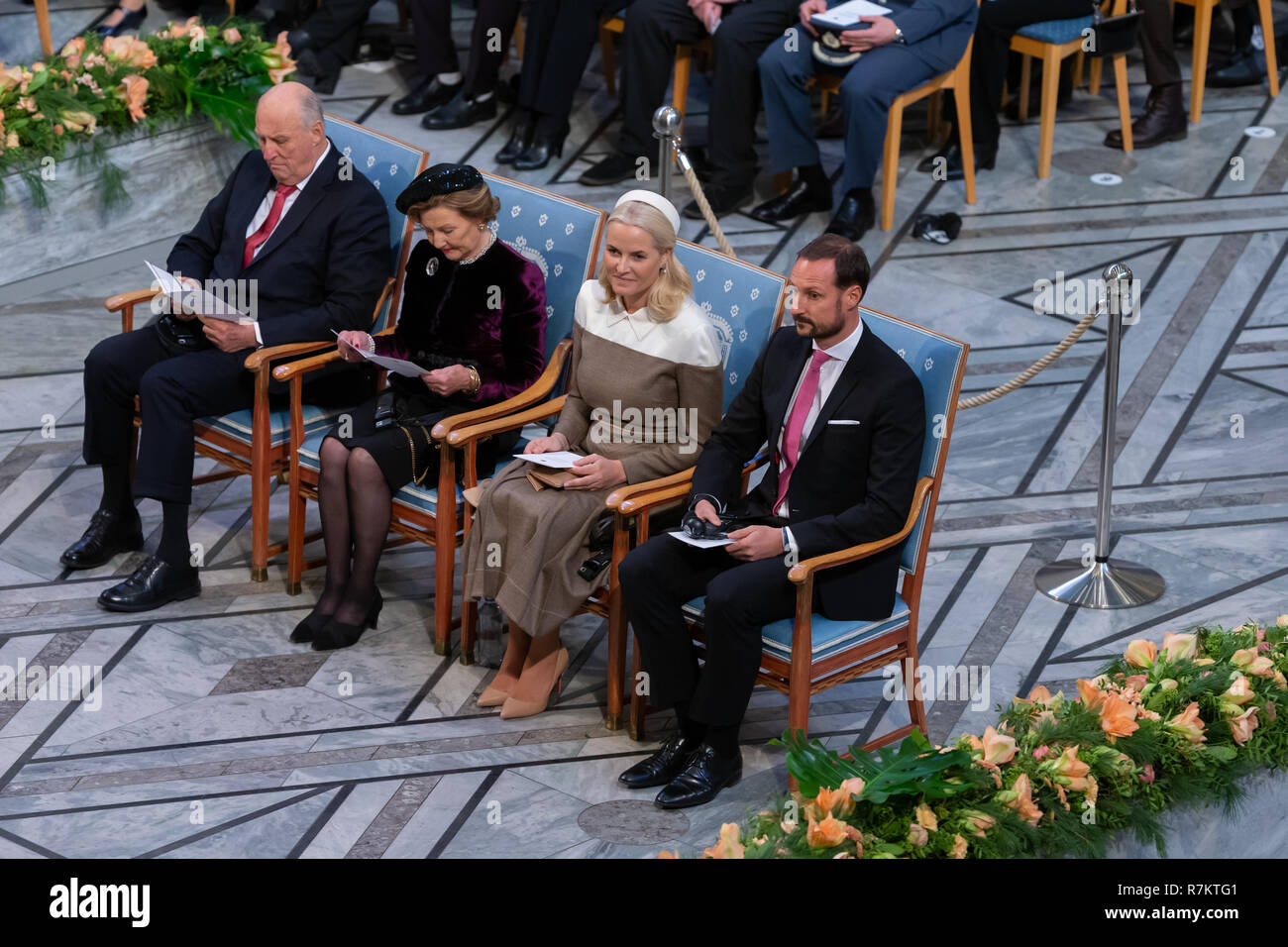 Oslo, Norwegen 10. Dezember 2018. Friedensnobelpreis Verleihung. König Harald von Norwegen, Königin Sonja von Norwegen, Krone Prinzessin Mette Marit und Norwegens Kronprinz Haakon von Norwegen hören aufmerksam während der Verleihung des Friedensnobelpreises 2018. Credit: Nigel Waldron/Alamy leben Nachrichten Stockfoto