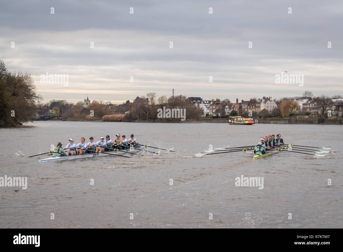 London, Großbritannien. 10. Dezember 2018. Boat Race-Studie VIIIs (achter) sind die einzige Möglichkeit, beiden Seiten haben den vollen Kurs Rennen von Putney zu Mortlake mit dem Rennen die Schiedsrichter, so liefern einen wichtigen Test für Ruderer und coxes gleichermaßen. Sie ermöglichen Coaching Teams die Progression und Potenzial zu analysieren und werden oft Einfluss auf die endgültige Auswahl der Besatzungen für die Blauen Boote. Der erste Versuch, Rennen der Achter wurde inszeniert von Oxford 153 Jahren 1859 und Cambridge trat der Tradition drei Jahre später im Jahr 1862. Dieses Jahr CUWBC beschlossen haben, ihre Besatzungen nach zwei Nobelpreis ausgezeichneten Frauen, Marie name Stockfoto