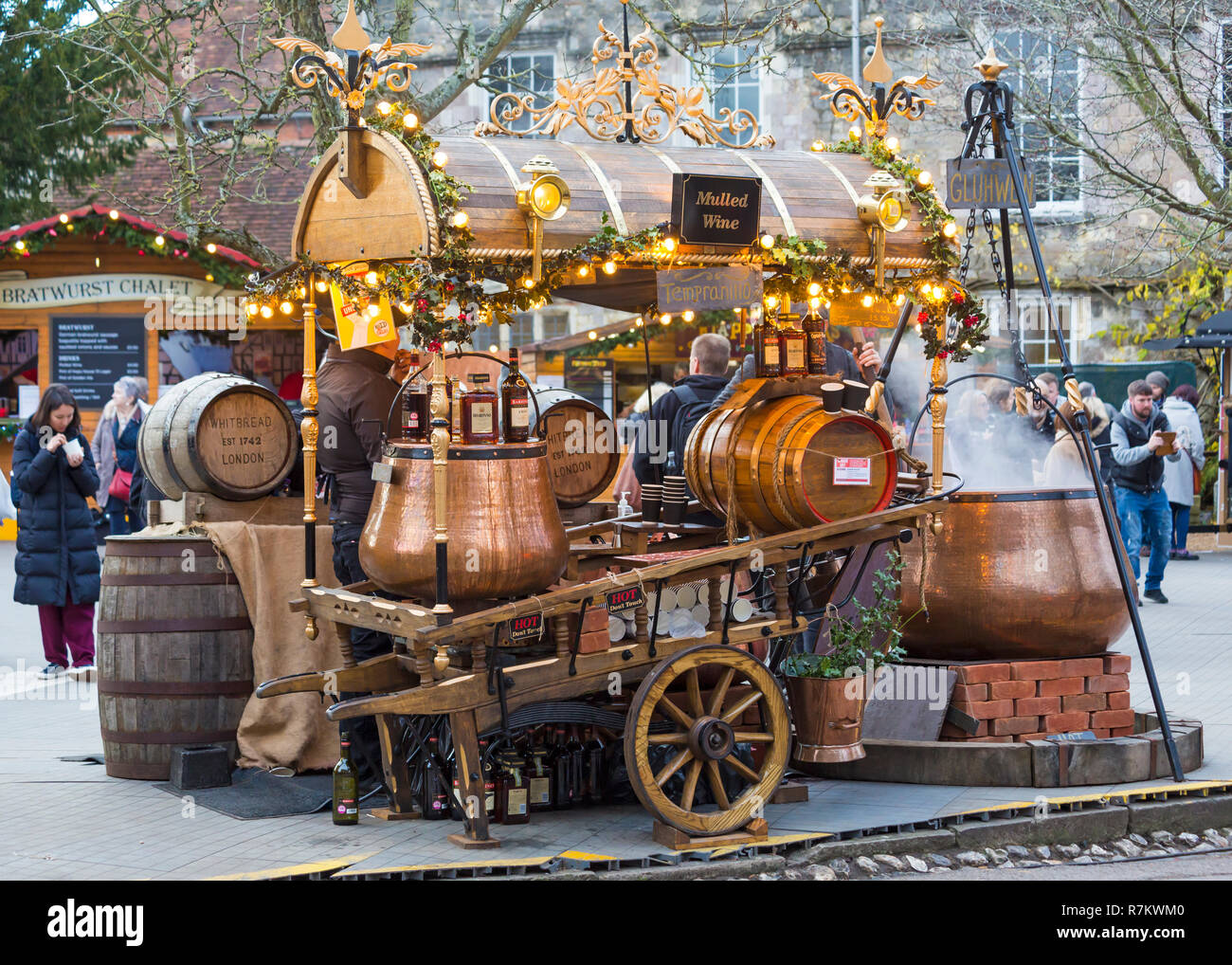 Winchester, Hampshire, UK. 10. Dez 2018. Menschenmassen strömen in Winchester Weihnachtsmarkt, während die Sonne scheint. Costermonger Stil Warenkorb Verkauf von Glühwein an der Winchester Weihnachtsmarkt. Credit: Carolyn Jenkins/Alamy leben Nachrichten Stockfoto