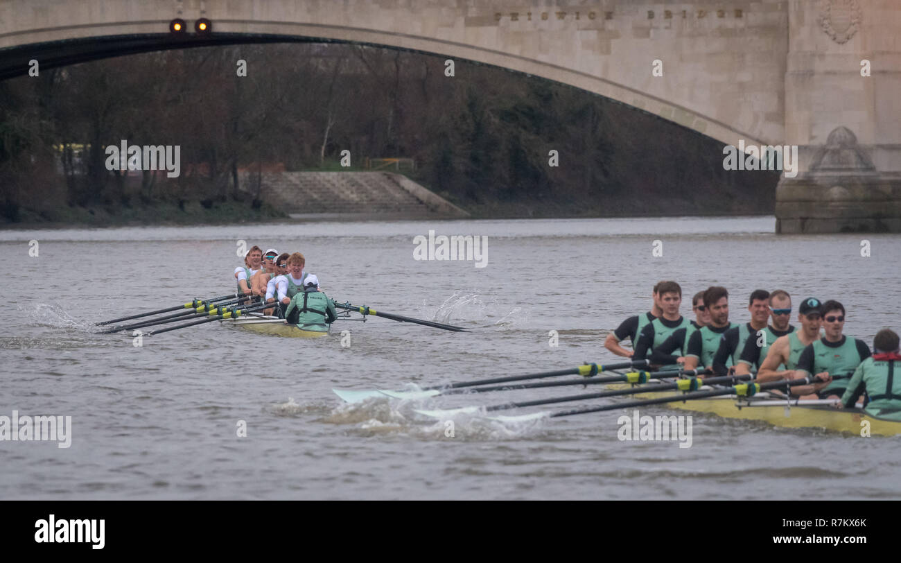 London, Großbritannien. 10. Dezember 2018. Boat Race-Studie VIIIs (achter) sind die einzige Möglichkeit, beiden Seiten haben den vollen Kurs Rennen von Putney zu Mortlake mit dem Rennen die Schiedsrichter, so liefern einen wichtigen Test für Ruderer und coxes gleichermaßen. Sie ermöglichen Coaching Teams die Progression und Potenzial zu analysieren und werden oft Einfluss auf die endgültige Auswahl der Besatzungen für die Blauen Boote. Der erste Versuch, Rennen der Achter wurde inszeniert von Oxford 153 Jahren 1859 und Cambridge trat der Tradition drei Jahre später im Jahr 1862. Credit: Duncan Grove/Alamy leben Nachrichten Stockfoto