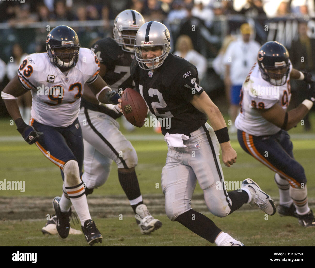 Oakland, Kalifornien, USA. 11 Nov, 2007. Oakland Raiders Quarterback Josh McCown #12 unter dem Druck der Chicago Bears defensive Ende Adewale Ogunleye #93 und defensiver Darwin Walker #99 am Sonntag, 11. November 2007, bei Oakland-Alameda County Coliseum in Oakland, Kalifornien. Die Bären besiegt die Räuber 17-6. Credit: Al Golub/ZUMA Draht/Alamy leben Nachrichten Stockfoto