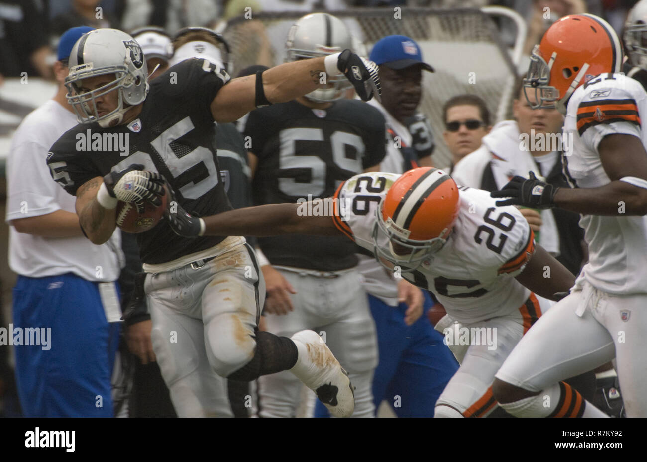 Oakland, Kalifornien, USA. 23 Sep, 2007. Cleveland Brown DB #26 Sean Jones versucht Kugel von Oakland Raiders zurück läuft Justin Fargas Nr. 25 am Ende des Strip am Sonntag, 23. September 2007, an Oakland-Alameda County Coliseum in Oakland, Kalifornien. Die Räuber besiegt das Braun 26-24. Credit: Al Golub/ZUMA Draht/Alamy leben Nachrichten Stockfoto