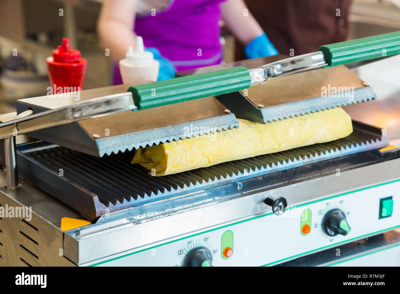 Vorbereitung der shawarma auf einem elektrischen Ofen. Stockfoto