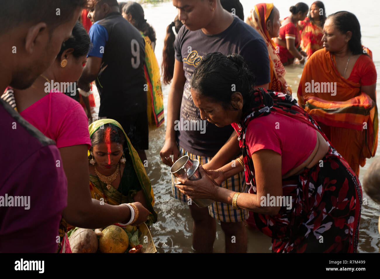 Indische, religiöse, Festival, Chhat Puja, Frauen, Anbetung, in Fluss, bei Sonnenuntergang, at, Babughat, Kolkata, Indien. Stockfoto