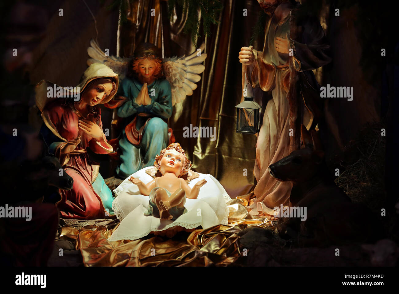 Weihnachten Weihnachtskrippe in der Kirche, Jungfrau Maria und der hl. Josef mit heiligem Säuglingsjesus Stockfoto