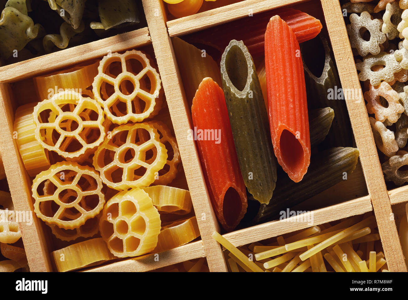 Draufsicht auf verschiedenen Pasta in einem hölzernen Kasten Stockfoto