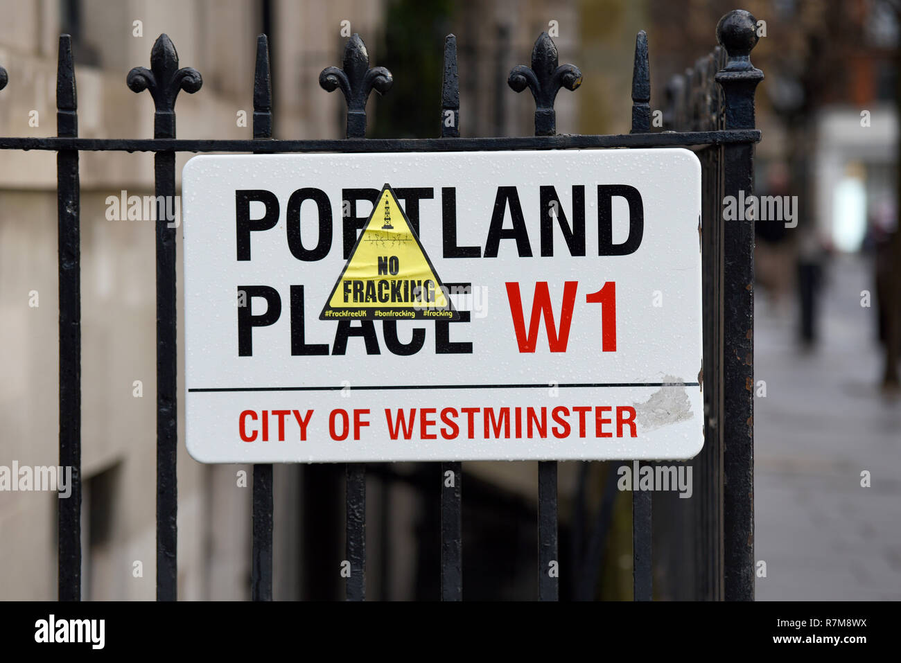 Portland Place Schild, Street, London, ohne fracking Protest Aufkleber gezappt. Stadt von Westminster, London W1, UK. Protestieren Stockfoto