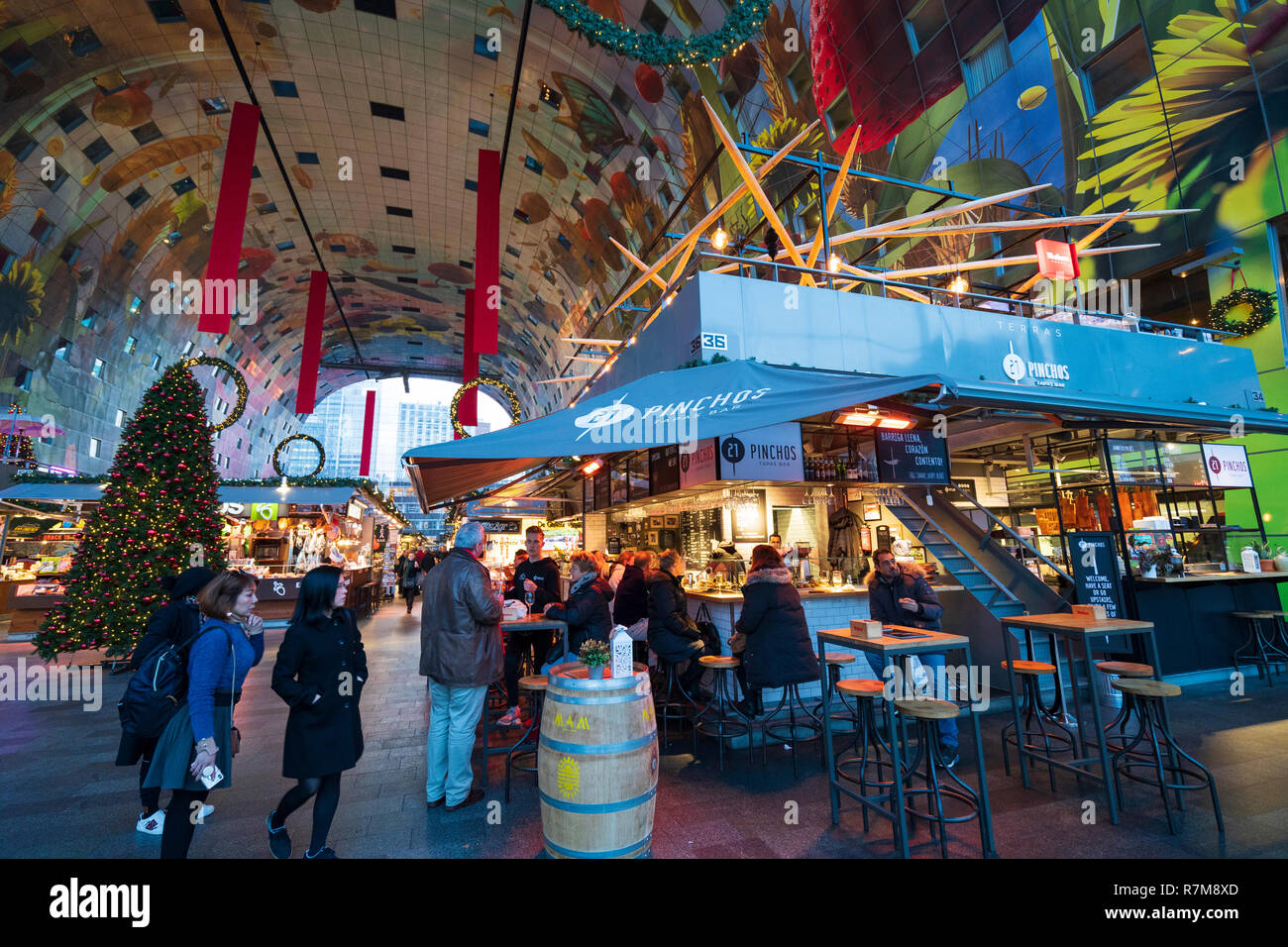 Die moderne Wohn- und Gewerbeimmobilien Entwicklung, Markthal, Markthalle, in Rotterdam, Niederlande Stockfoto