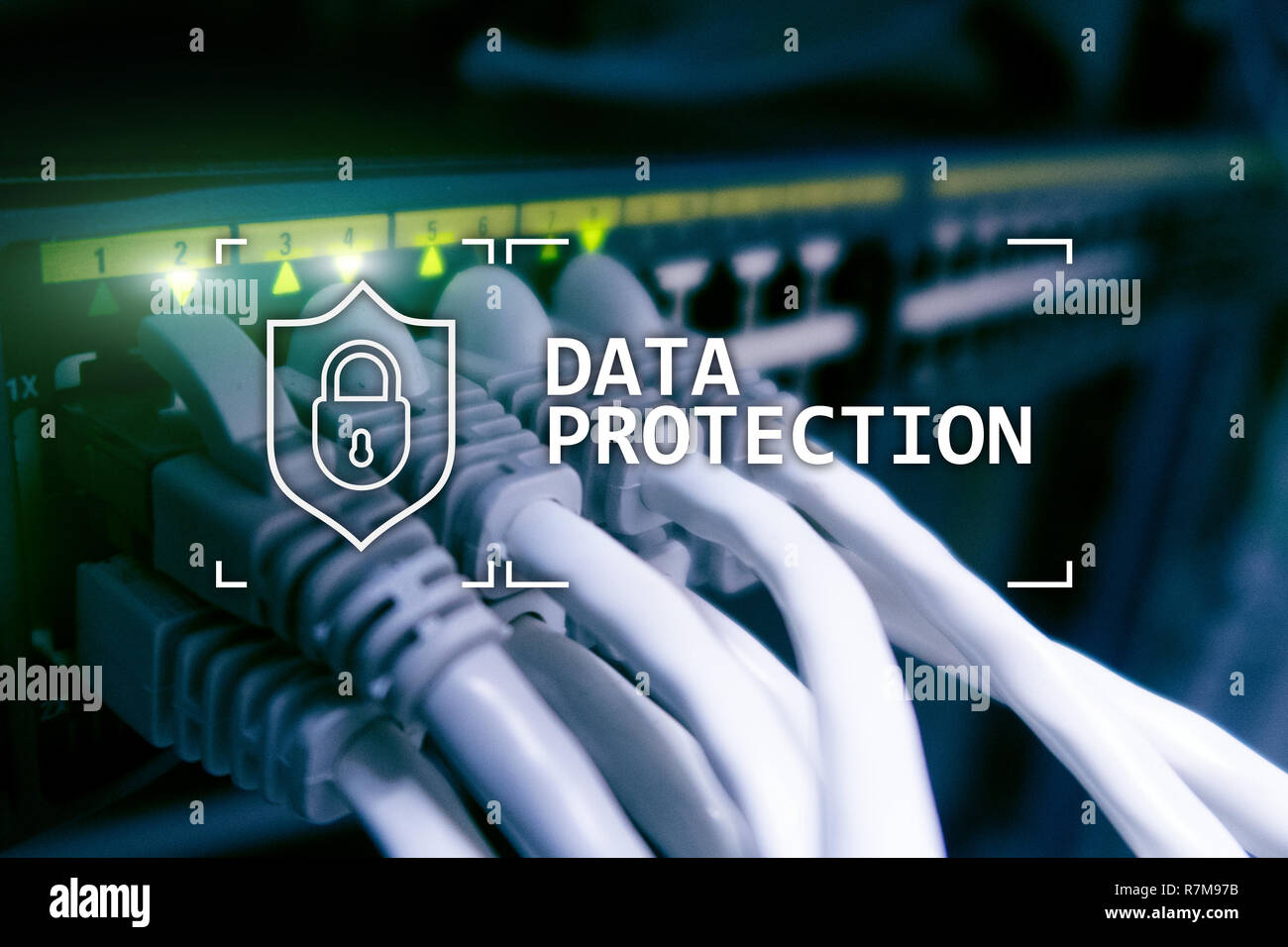 Datenschutz, Cyber Security Informationen Privatsphäre. Internet und Technologie Konzept. Serverraum Hintergrund. RG-45 Stockfoto