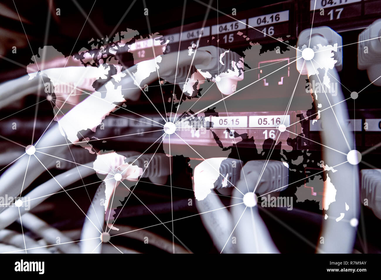 Weltkarte mit Kommunikation Netzwerk auf dem Server zimmer Hintergrund. Stockfoto