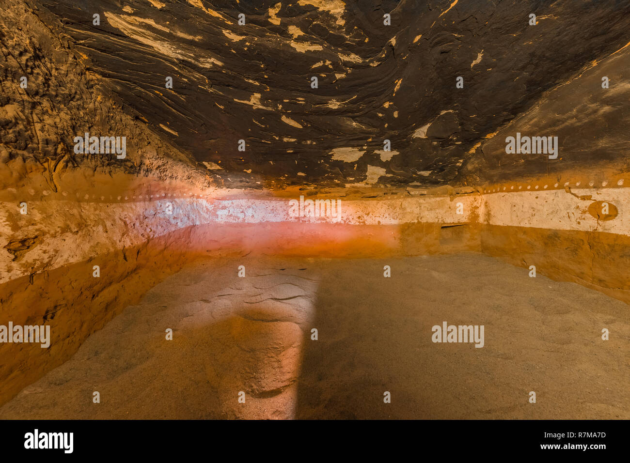 Innenraum der Namensvetter Zimmer mit Mond Bilder, im Mond Haus Ruine auf Cedar Mesa, durch Ancestral Puebloan Menschen erstellt und einst Teil der B Stockfoto