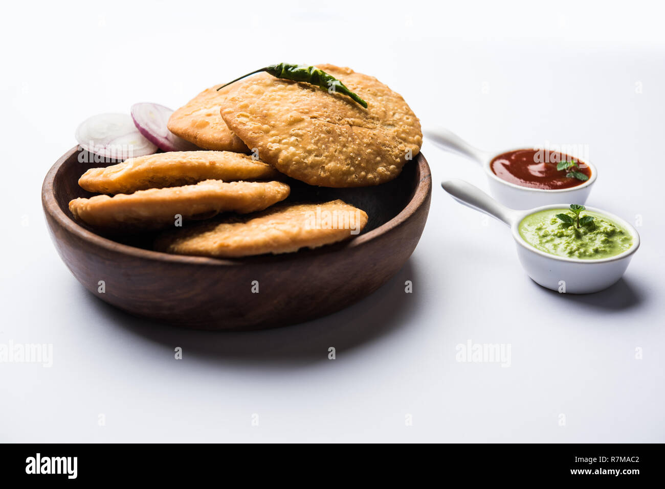 Shegaon oder Rajasthani Kachori serviert mit Green Chutney und Ketchup Stockfoto