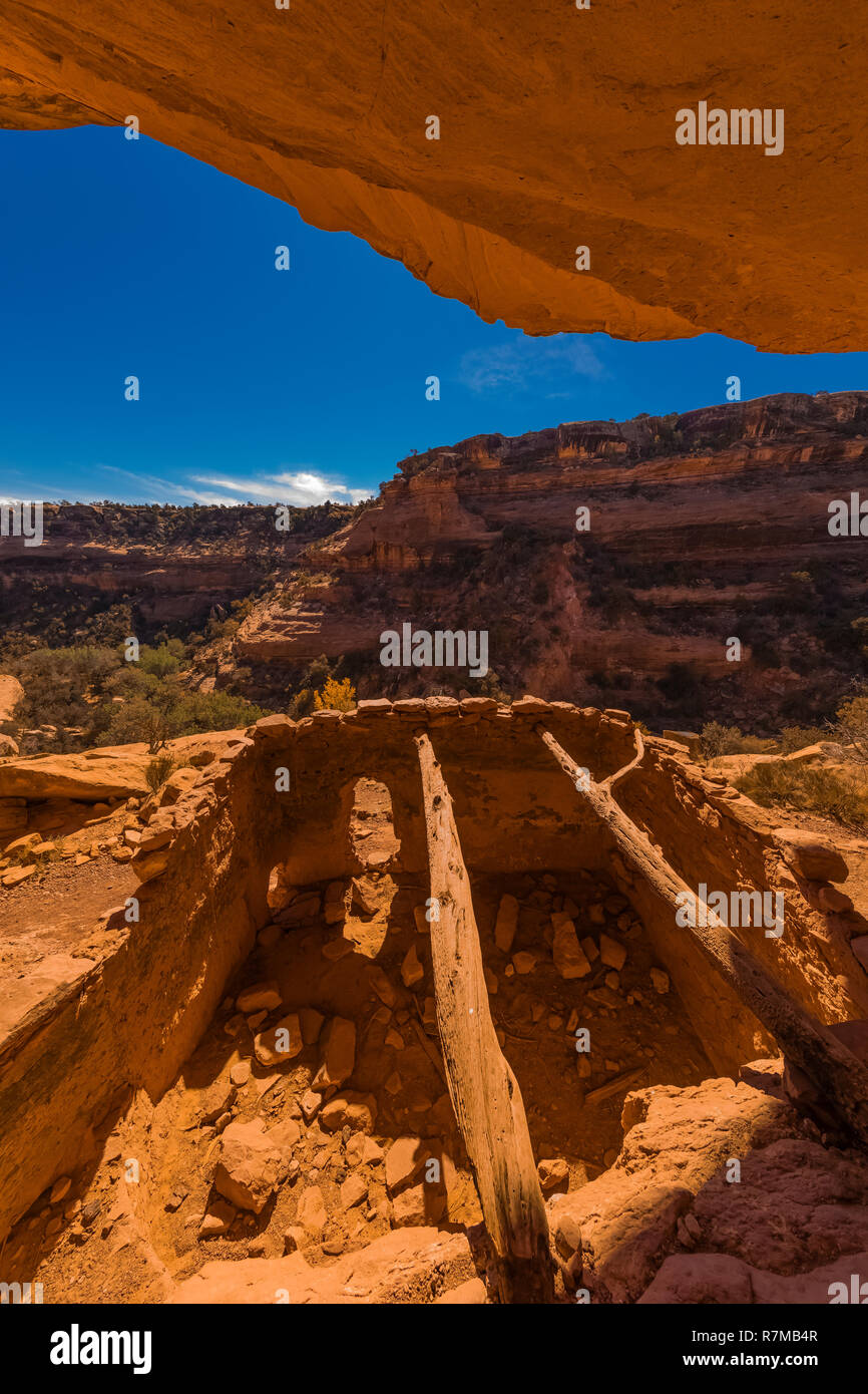 Ein Zimmer, vielleicht eine kiva, mit einem eingestürzten Zimmer im Moon House Ruin auf Cedar Mesa, gebaut von Ancestral Puebloans und einst Teil der Bären Ohren nationalen Monu Stockfoto