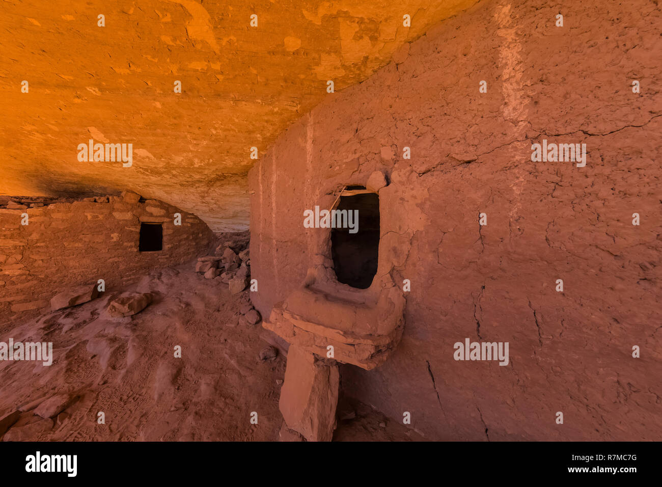 Pferd kragen Tür, um den Eintrag zu einem Getreidespeicher im Moon House Ruin auf Cedar Mesa, erstellt von Ancestral Puebloans und einst Teil der Bären Ohren nationalen Monume Stockfoto