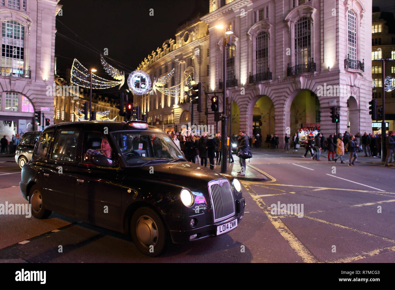 Schwarze Taxi, Piccadilly, London, England, Großbritannien Stockfoto